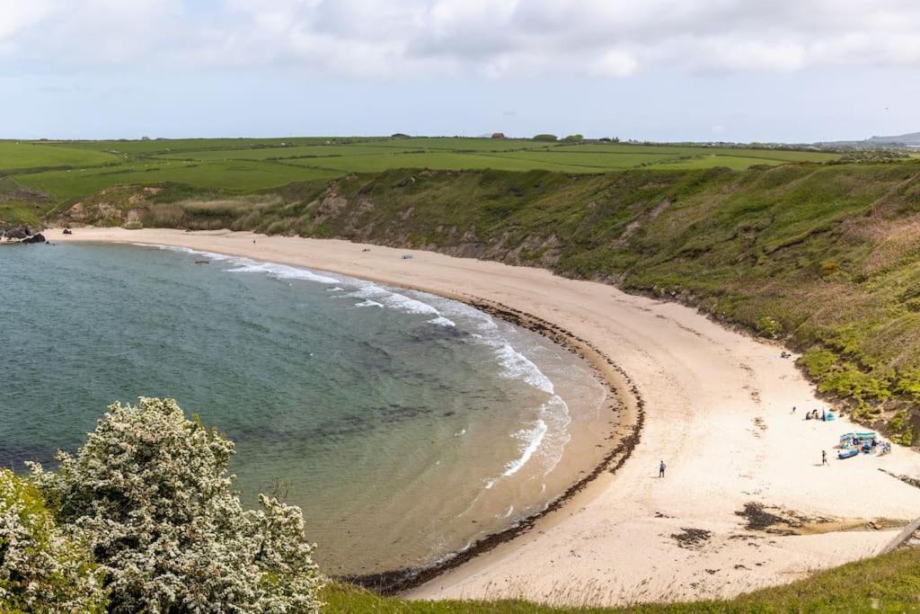 Вилла Plas Newydd With Swimming Pool, Fire Pit, And Log Fires Rhiw Экстерьер фото